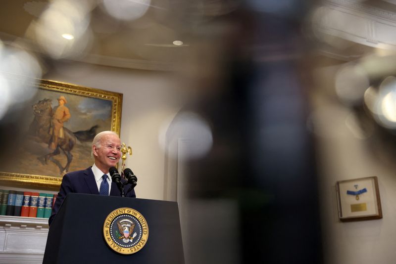 © Reuters. U.S. President Joe Biden speaks on his deal with House Speaker Kevin McCarthy (R-CA) to raise the United States' debt ceiling at the White House in Washington, U.S., May 28, 2023. REUTERS/Julia Nikhinson