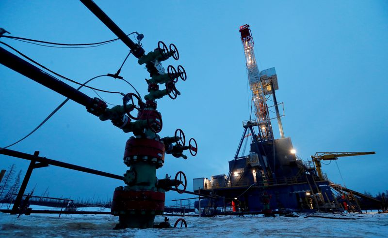 © Reuters. FILE PHOTO: A well head and drilling rig in the Yarakta oilfield, owned by Irkutsk Oil Company (INK), in the Irkutsk region, Russia, March 11, 2019. REUTERS/Vasily Fedosenko/File Photo