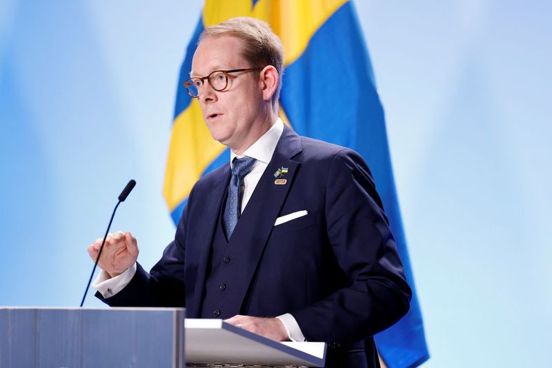 &copy; Reuters.     スウェーデンのビルストロム外相は２６日、７月にリトアニアの首都ビリニュスで開催される北大西洋条約機構（ＮＡＴＯ）首脳会議までに同機構への加盟を目指すと改めて表明した。