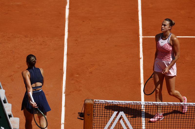 &copy; Reuters. テニスの四大大会第２戦、全仏オープンは２８日に女子シングルス１回戦を行い、ベラルーシ出身のアリーナ・サバレンカ（右）がウクライナのマルタ・コスチュク（左）にストレート勝ち