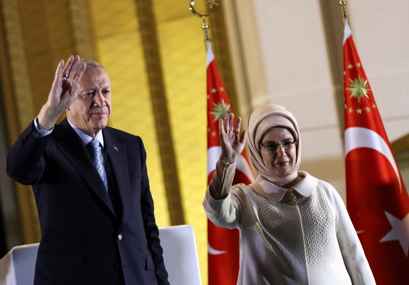 &copy; Reuters. Le président turc Tayyip Erdogan et son épouse Ermine Erdogan saluent ses partisans après sa victoire au second tour de l'élection présidentielle, au palais présidentiel d'Ankara. /Photo prise le 29 mai 2023/REUTERS/Umit Bektas