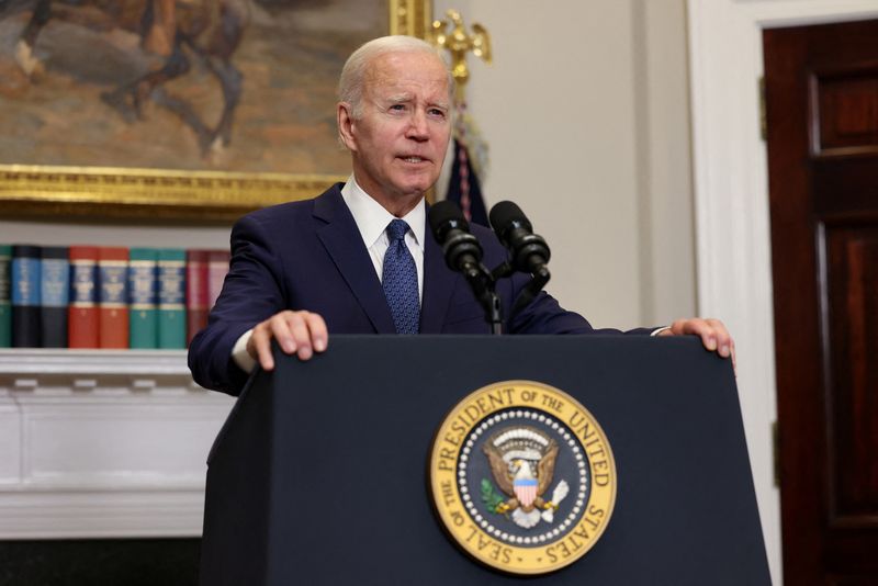 &copy; Reuters. Le président américain Joe Biden parle de son accord avec le président de la Chambre des représentants Kevin McCarthy (R-CA) pour relever le plafond de la dette des États-Unis à la Maison Blanche à Washington, États-Unis. /Photo prise le 28 mai 20