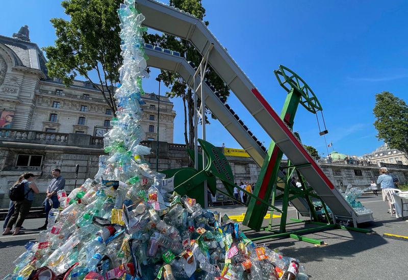 &copy; Reuters. منظر عام لتجمع الزجاجات البلاستيكية على هيئة عمل فني في إطار تسليط الضوء على الحد من التلوث البلاستيكي في باريس يوم الأحد. تصوير: يوناثان فا