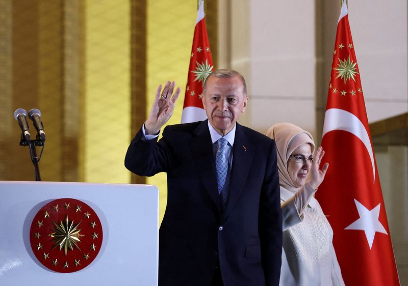 &copy; Reuters. Il presidente turco Tayyip Erdogan e la moglie Ermine Erdogan salutano i sostenitori dopo la vittoria al secondo turno delle elezioni presidenziali nel Palazzo Presidenziale di Ankara, Turchia, 28 maggio 2023.