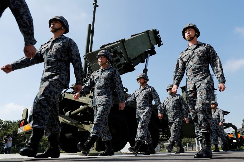 &copy; Reuters. Soldati delle Japan Self-Defense Forces passano davanti a un'unità missilistica Patriot Advanced Capability-3 (PAC-3) dopo che il segretario di gabinetto capo del Giappone Yoshihide Suga ha esaminato l'unità presso il ministero della Difesa a Tokyo, Gia