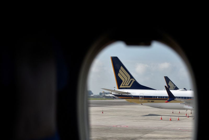 &copy; Reuters. FILE PHOTO: Singapore Airlines planes sit on the tarmac at Changi Airport in Singapore November 16, 2021. REUTERS/Caroline Chia