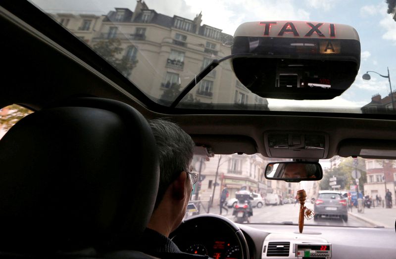 &copy; Reuters. FILE PHOTO: A taxi driver waits in his car for passengers in Paris, France, October 19, 2016. REUTERS/Regis Duvignau