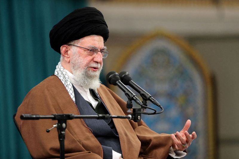 &copy; Reuters. الزعيم الأعلى لإيران آية الله علي خامنئي خلال اجتماع في طهران يوم 18 أبريل نيسان 2023. صورة لرويترز من وكالة أنباء غرب آسيا. 