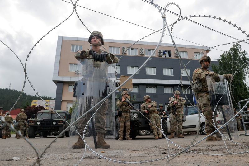 &copy; Reuters. Soldados estadounidenses de la Fuerza Internacional de Seguridad para Kosovo frente a la sede del Ayuntamiento de Leposavic, Kosovo, el 29 de mayo de 2023. REUTERS/Valdrin Xhemaj 