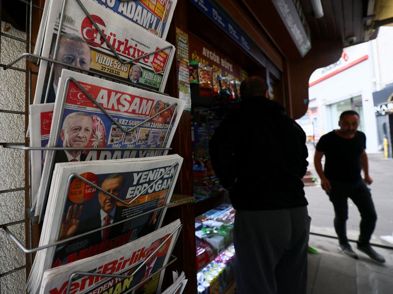 &copy; Reuters. Varios periódicos tras la victoria de Tayyip Erdogan en la segunda vuelta de las elecciones presidenciales turcas en un kiosko de Ankara, Turquía, el 29 de mayo de 2023. REUTERS/Yves Herman