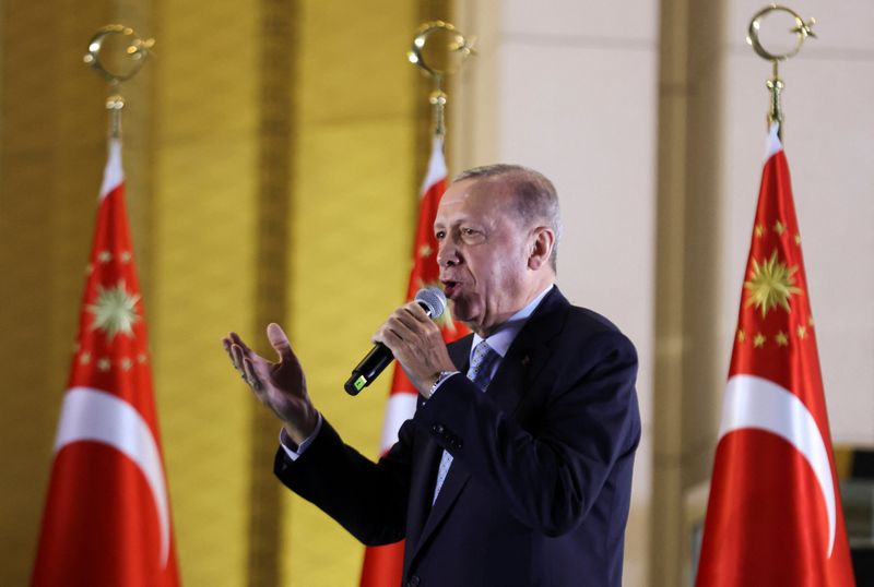 &copy; Reuters. الرئيس التركي رجب طيب أردوغان يخاطب مؤيديه بعد فوزه بجولة الإعادة لانتخابات الرئاسة التركية في أنقرة يوم الاثنين. تصوير: أوميت بكطاش - رويتر