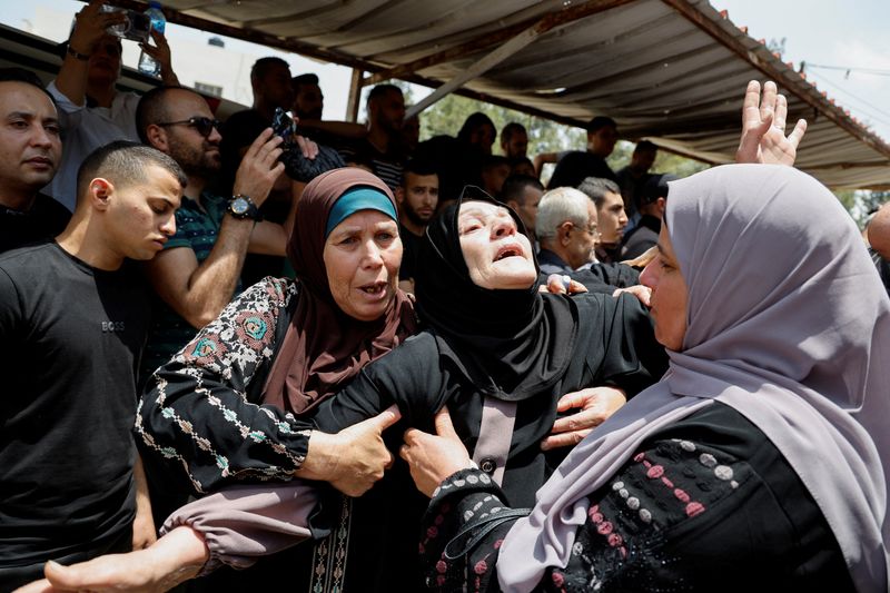 &copy; Reuters. مشيعون يحضرون جنازة أشرف الشيخ إبراهيم الذي قتل خلال اشتباكات في مدينة جنين بالضفة الغربية يوم الاثنين. تصوير: رنين صوافطة - رويترز. 