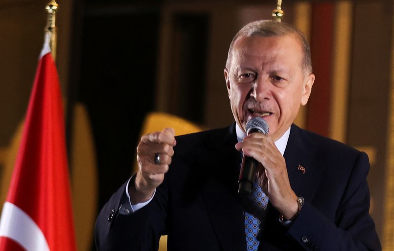 &copy; Reuters. Presidente da Turquia, Tayyip Erdogan, discursa para apoiadores em Ancara após ser reeleito no segundo turno da eleição presidencial turca
28/05/2023 REUTERS/Umit Bektas