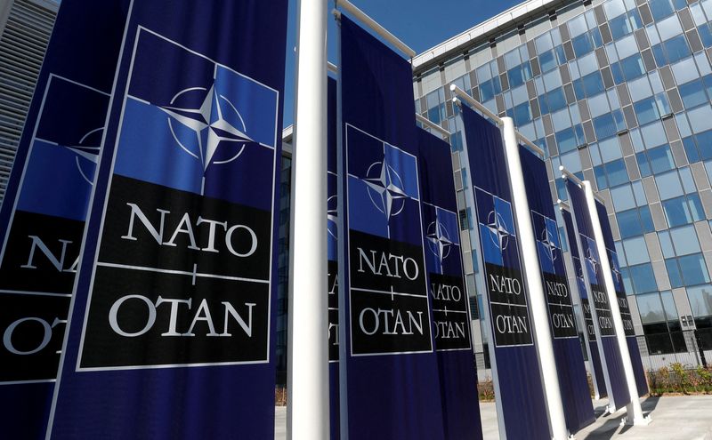 &copy; Reuters. Striscioni con il logo della Nato vengono posizionati all'ingresso del nuovo quartier generale della Nato durante il trasferimento nel nuovo edificio, a Bruxelles, Belgio, 19 aprile 2018.  REUTERS/Yves Herman/File Photo