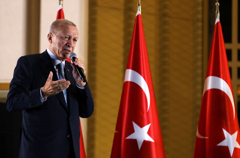 &copy; Reuters. الرئيس التركي رجب طيب أردوغان يتحدث إلى مؤيديه بعد فوزه بالجولة الثانية من الانتخابات الرئاسية في القصر الرئاسي بأنقرة يوم الاثنين. تصوير: 