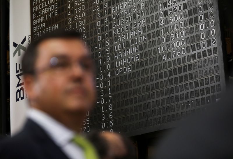 &copy; Reuters. Tableros electrónicos en la Bolsa de Madrid, España, 22 de julio de 2022. REUTERS/Isabel Infantes