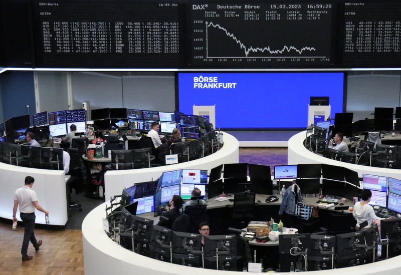 &copy; Reuters. Photo de traders à la Bourse de Francfort. /Photo prise le 15 mars 2023 à Francfort, Allemagne/REUTERS