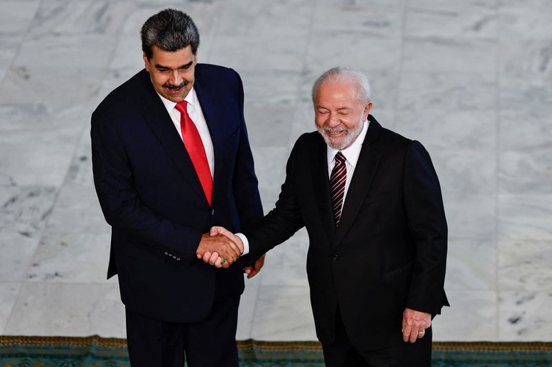 &copy; Reuters. O presidente da Venezuela, Nicolás Maduro, cumprimenta o presidente Luiz Inácio Lula da Silva em encontro no Palácio do Planalto em dia de cúpula com presidentes da América do Sul
29/05/2023
REUTERS/Ueslei Marcelino