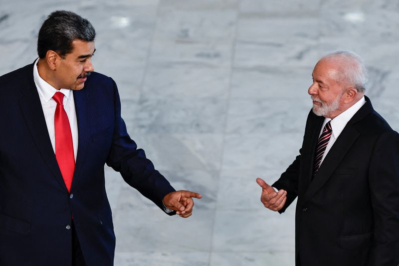 &copy; Reuters. El presidente venezolano, Nicolás Maduro, y el mandatario brasileño, Luiz Inácio Lula da Silva, en Brasilia, Brasil.
29/5/2023 REUTERS/Ueslei Marcelino