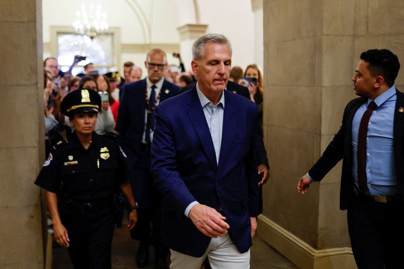 © Reuters. FILE PHOTO: U.S. House Speaker Kevin McCarthy (R-CA) is trailed by reporters as he arrives for the day in the midst of ongoing negotiations seeking a deal to raise the United States' debt ceiling and avoid a catastrophic default, at the U.S. Capitol in Washington, U.S. May 26, 2023.  REUTERS/Jonathan Ernst/File Photo