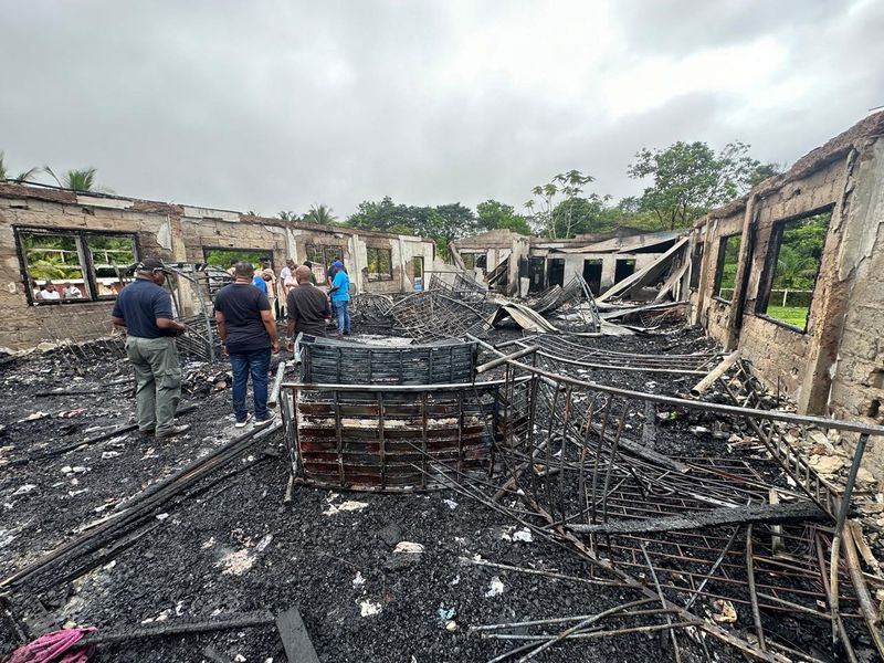 &copy; Reuters. Restos de dormitório de escola incendiado em Mahdia, na Guiana, nesta imagem obtida pela Reuters
22/05/2023
Presidência da Guiana/Divulgação via REUTERS