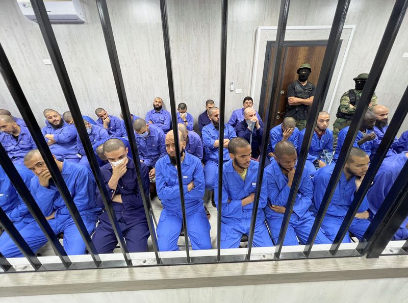 &copy; Reuters. متهمون خلال جلسة المحاكمة في مصراتة يوم الاثنين. تصوير: أيمن السهيلي - رويترز. 