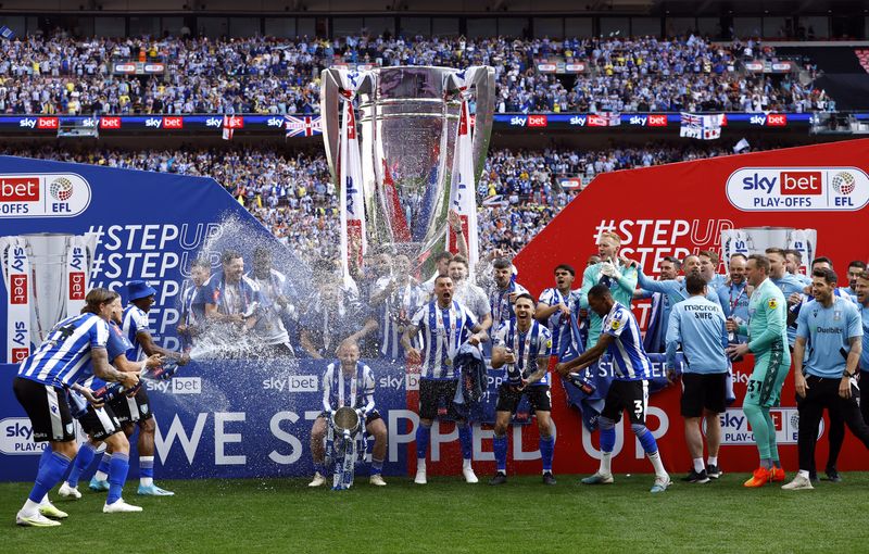 &copy; Reuters. لاعبون شيفيلد وينزداي يحتفلون بالكأس بعد فوزهم في ملحق دوري الدرجة الثالثة الإنجليزي لكرة القدم يوم الاثنين. تصوير: آندرو بويرز - رويترز. تس