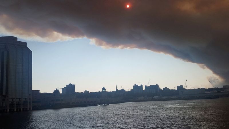 &copy; Reuters. Fumaça do incêndio florestal em Halifax, Canadá, em imagem estática obtida de vídeo de mídia social. 
28/05/2023
Meenakshi Guchhait/via REUTERS