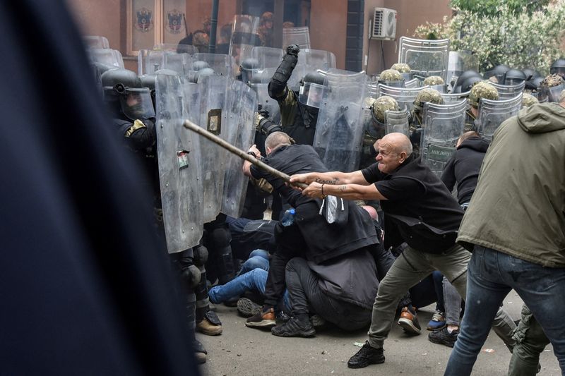 &copy; Reuters. Soldados da manutenção da paz da OTAN (KFOR) entram em confronto com manifestantes sérvios locais do Kosovo na cidade de Zvecan
29/05/2023
REUTERS/Laura Hasani     