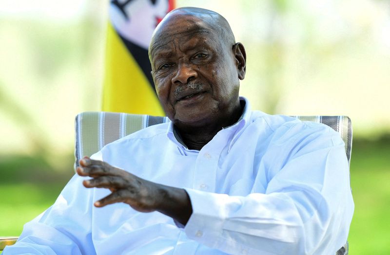 &copy; Reuters. 　ウガンダのムセベニ大統領が５月２９日、世界で最も厳しい内容を含む「反ＬＧＢＴＱ（性的少数者）法」に署名し、発効した。２０２２年１月、同国中部ゴンバ県で撮影（２０２３年　
