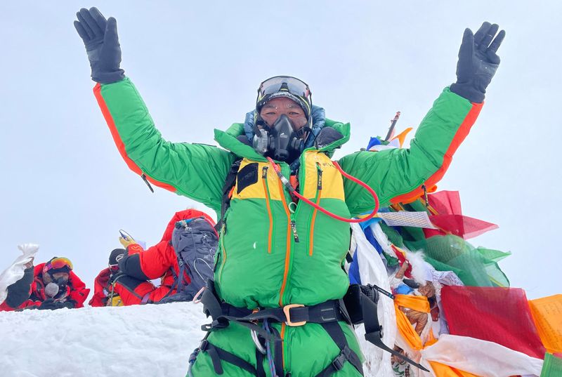 &copy; Reuters. Kami Rita Sherpa, de 53 anos, em escalada no Monte Everest
23/5/2023 Kami Rita Sherpa/Handout via REUTERS