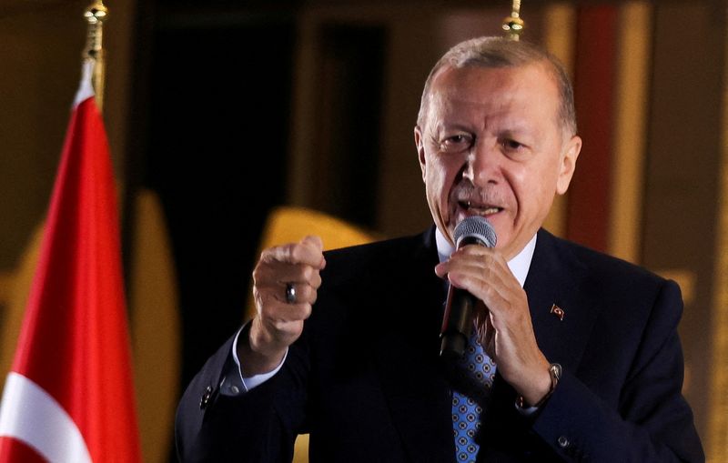 &copy; Reuters. O presidente turco Tayyip Erdogan se dirige a apoiadores após vitória nas eleições presidenciais em Ancara, Turquia
29/05/2023
REUTERS/Umit Bektas