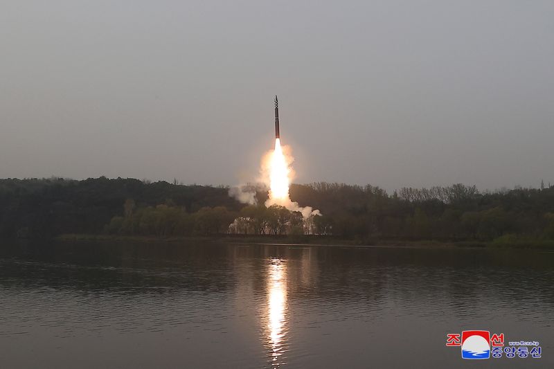 &copy; Reuters. O Exército do Povo Coreano testa lançamento de míssil balístico intercontinental Hwasong-18 em local não revelado na Coreia do Norte nesta imagem divulgada pela agência central de notícias da Coreia do Norte
17/05/2023 
KCNA via REUTERS 