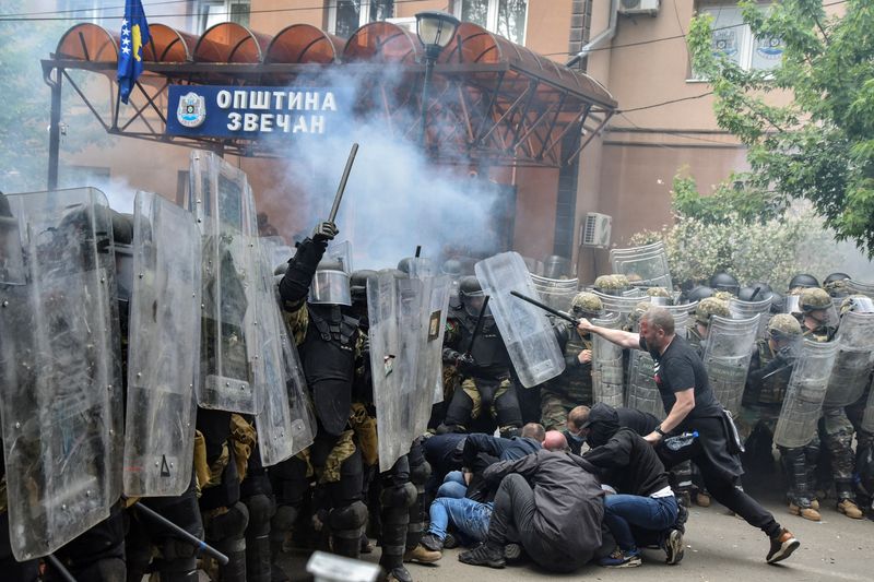 &copy; Reuters. Soldados da Força Kosovo da Otan entram em confronto com manifestantes sérvios do Kosovo na entrada da sede da prefeitura, em Zvecan
29/05/2023
REUTERS/Laura Hasani