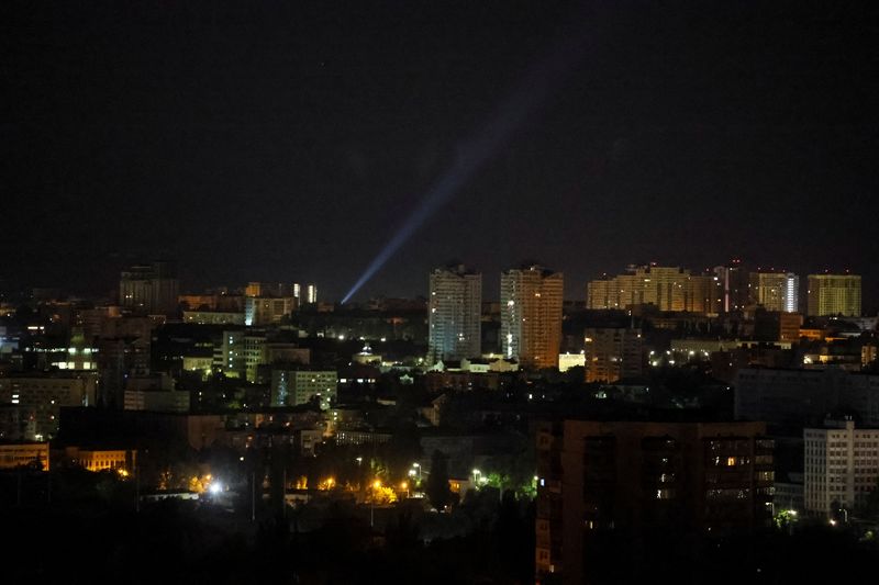 &copy; Reuters. جنود أوكرانيون يستخدمون كشافات للإضاءة من أجل البحث عن الطائرات المسيرة في سماء كييف خلال هجوم روسي بالطائرات المسيرة يوم الثلاثاء. تصوير: 