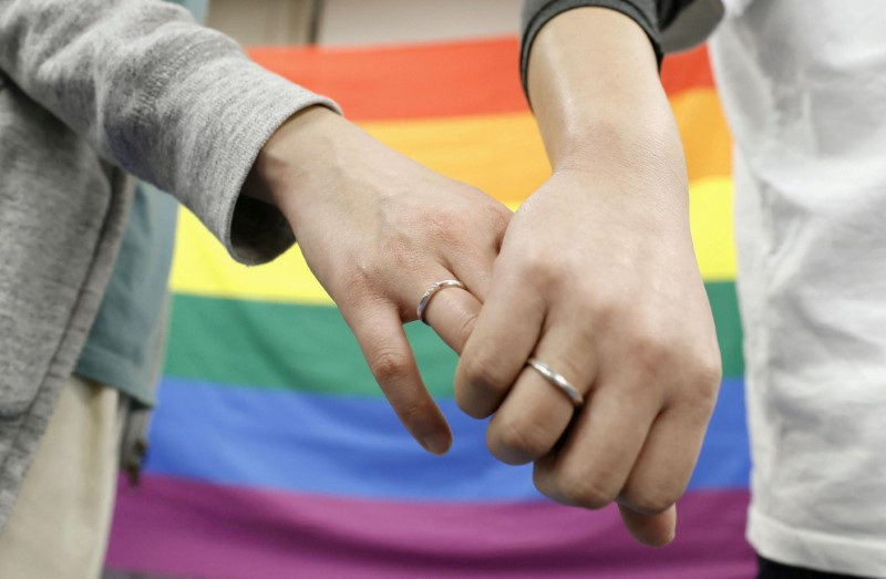 &copy; Reuters. FOTO DE ARCHIVO. Imagen referencial de una pareja tomada de la mano después de que un tribunal de distrito dictaminara sobre la legalidad de los matrimonios entre personas del mismo sexo en el exterior del tribunal de distrito de Sapporo, en Sapporo, Hok