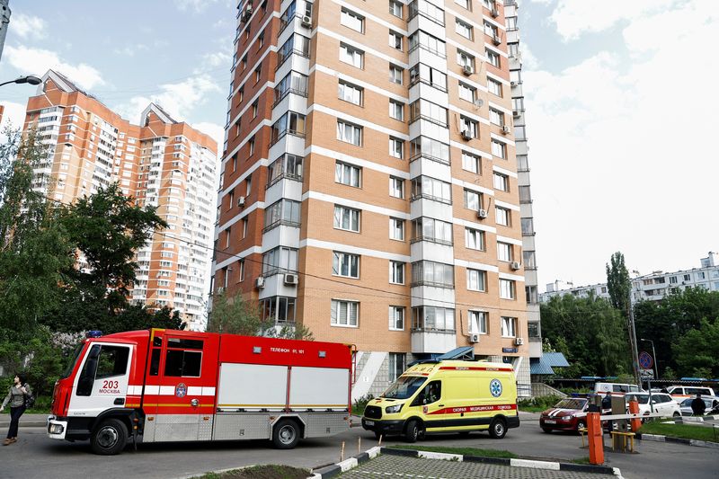 © Reuters. An ambulance and firefighting vehicles are parked outside a multi-storey apartment block following a reported drone attack in Moscow, Russia, May 30, 2023. REUTERS/Maxim Shemetov