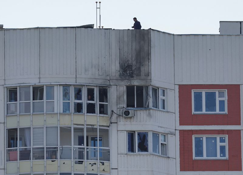 &copy; Reuters. مشهد عام لمبنى سكني متعدد الطوابق تضرر جراء هجوم بطائرات مسيرة على موسكو يوم الثلاثاء. تصوير: ماكسيم شيمتوف - رويترز.