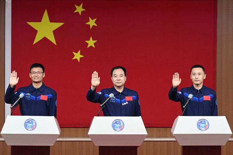 La Chine envoie trois taïkonautes sur sa plateforme spatiale