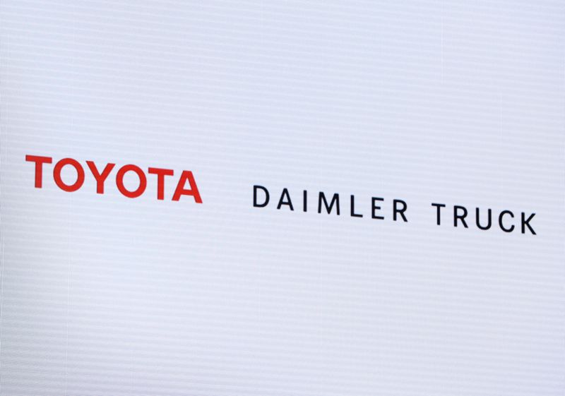 © Reuters. Logos of Toyota Motor Corp and Daimler Truck are pictured at their joint news conference in Tokyo, Japan, May 30, 2023. REUTERS/Kim Kyung-Hoon