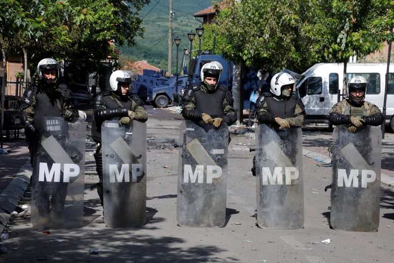 &copy; Reuters. Soldados de la Fuerza Polaca de Kosovo (KFOR) montan guardia en una oficina municipal en Zvecan, Kosovo, 30 de mayo de 2023. REUTERS/Ognen Teofilovski