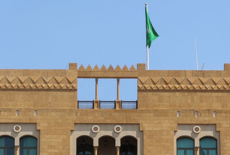 © Reuters. علم السعودية يرفرف فوق سفارة المملكة العربية السعودية في بيروت يوم الثلاثاء. تصوير: محمد أزاكر - رويترز.