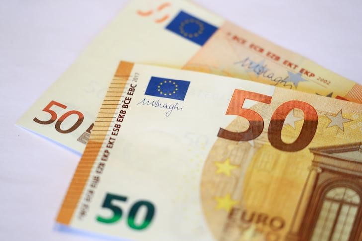&copy; Reuters. 　欧州中央銀行（ＥＣＢ）が３０日発表した４月のユーロ圏の企業向け融資は前年比４．６％増で、３月の５．２％増から伸びが減速した。写真はユーロ紙幣。フランクフルトで２０１７年