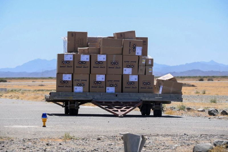 &copy; Reuters. صناديق تحتوي على مساعدات غذائية وطبية بعد هبوط طائرة تابعة للقوات الجوية الكويتية في مطار بورتسودان العسكري بالسودان في الرابع من مايو أيا