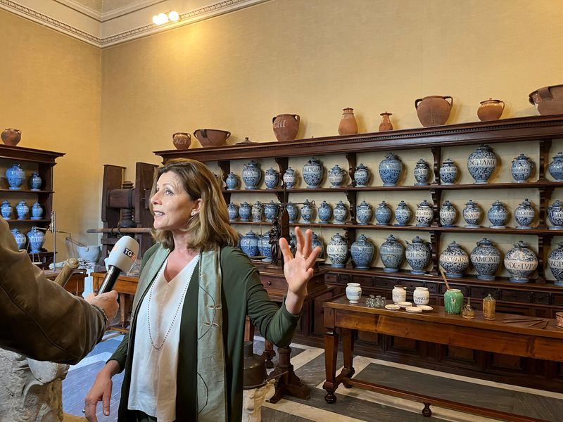 &copy; Reuters. Barbara Jatta, director of the Vatican Museums, speaks to a reporter during the opening of a new exhibit of ceramic jars and other utensils used in a 17th century pharmacy that was once at the Benedictine monastery, at the Vatican, May 25, 2023. Jatta wan