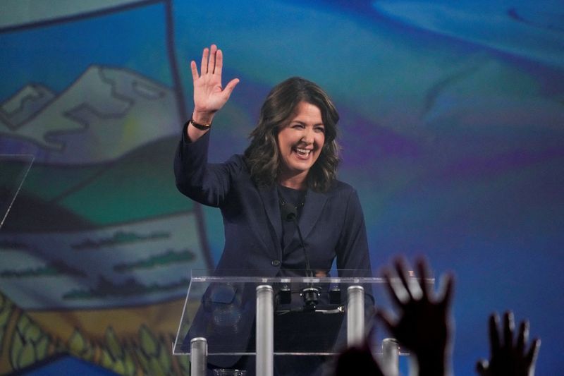 © Reuters. FILE PHOTO: Danielle Smith of the United Conservative Party (UCP) gestures during her party's provincial election night party after a projected win in Calgary, Alberta, Canada May 29, 2023. REUTERS/Todd Korol/File Photo