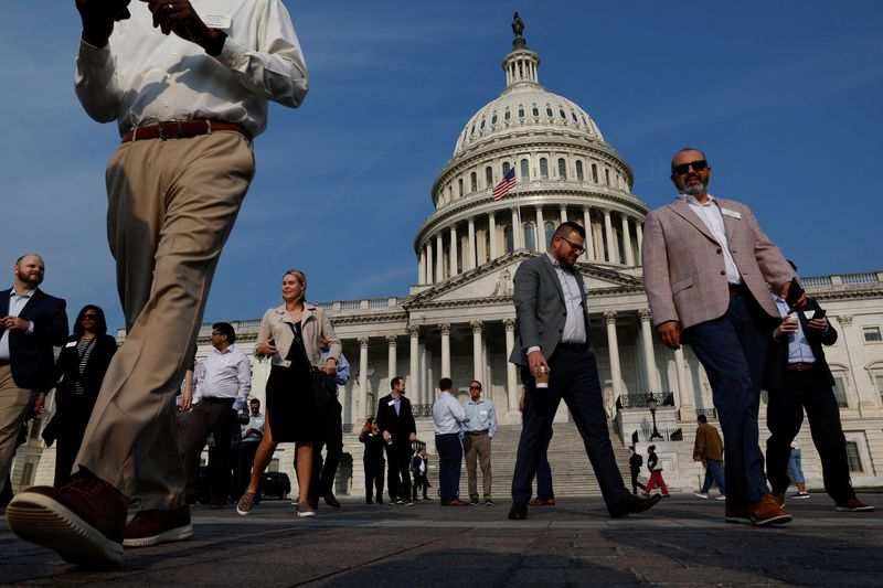 © Reuters. FILE PHOTO: Visitors walk on the plaza at the U.S. Capitol in the midst of ongoing negotiations seeking a deal to raise the United States' debt ceiling and avoid a catastrophic default, in Washington, U.S. May 24, 2023.  REUTERS/Jonathan Ernst