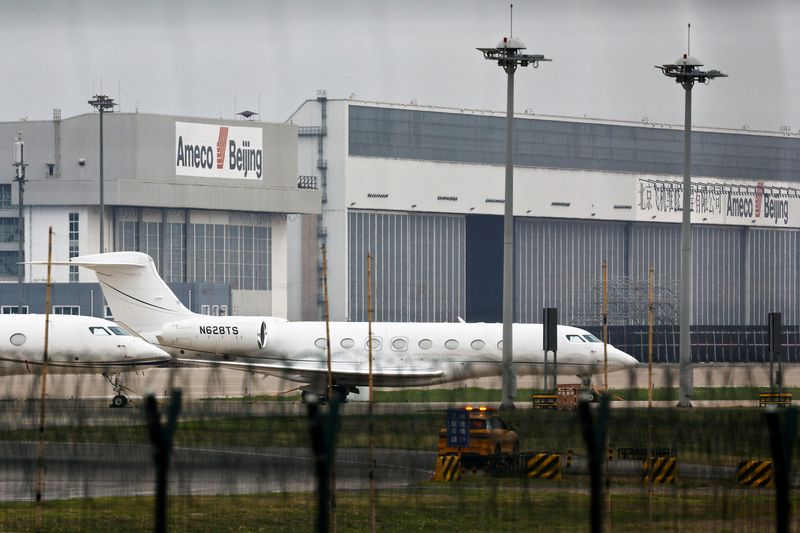 &copy; Reuters. Le jet privé emprunté par Elon Musk, PDG de Tesla,  à l'aéroport international de Pékin. /Photo prise le 30 mai 2023/REUTERS/Tingshu Wang 