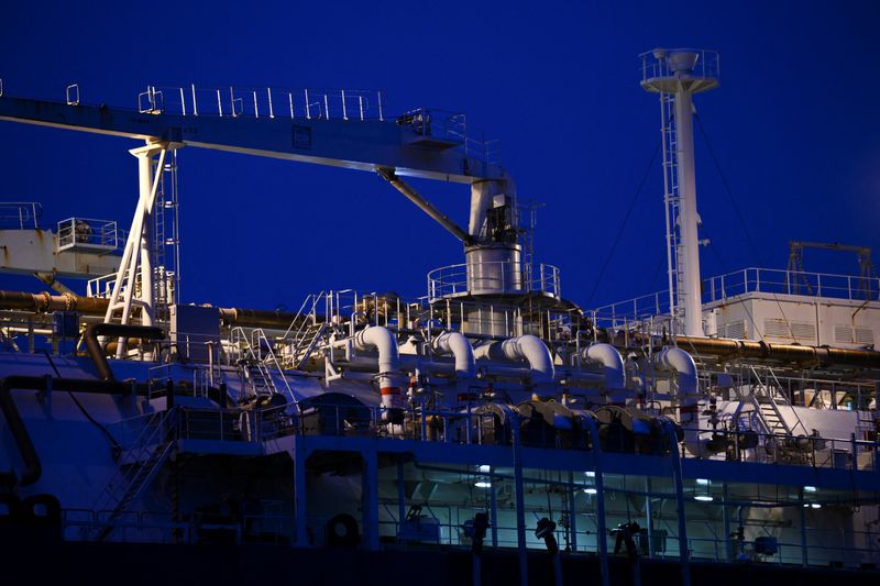 &copy; Reuters. FOTO DE ARCHIVO: Sistemas de tuberías en un barco especial, "Neptuno", la terminal flotante de gas natural licuado, durante la inauguración de la terminal de gas natural licuado (GNL) 'Deutsche Ostsee' en el puerto de Lubmin, Alemania 14 de enero 2023. 