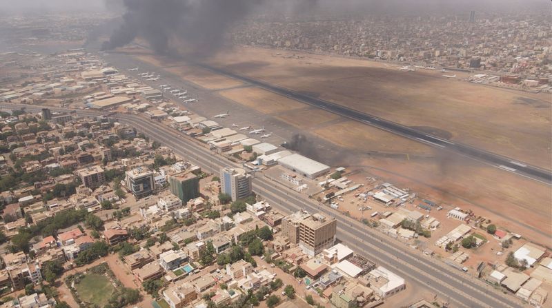 &copy; Reuters. أعمدة دخان تتصاعد خلال القتال بين الجيش السوداني وقوات الدعم السريع شبه العسكرية في الخرطوم يوم 15 أبريل نيسان 2023 في صورة حصلت عليها رويترز م